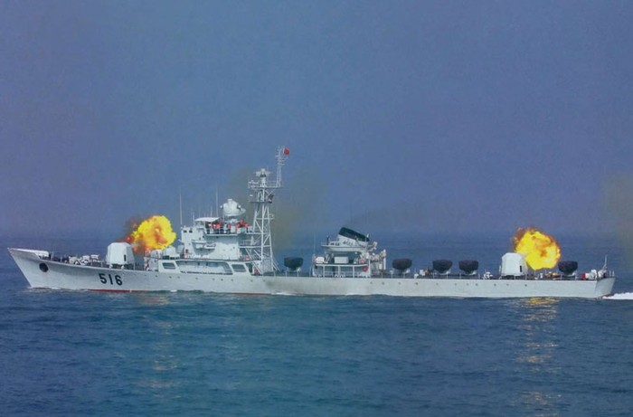 Khinh hạm tên lửa Giang Hồ Type 053H (tổng số 9 chiếc) trang bị tên lửa chống tàu SY-1. Tuy nhiên, hầu hết các tàu Giang Hồ của Hạm đội Đông Hải đều đã gỡ bỏ tên lửa SY-1 và thay bằng hệ thống pháo phản lực để biến nó trở thành tàu pháo yểm trợ chiến dịch đổ bộ đường biển.